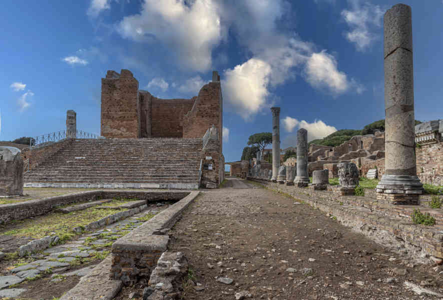 Italia - Ostia 26 - parque arqueológico de Ostia Antica - Capitolio.jpg